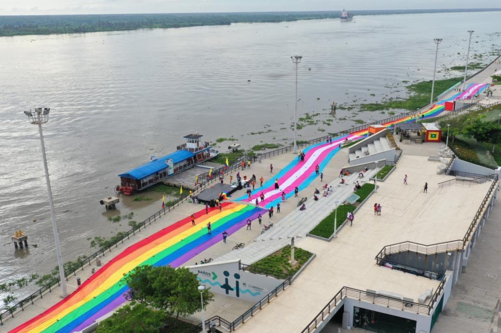 La bandera extendida en el Gran Malecón del Río.