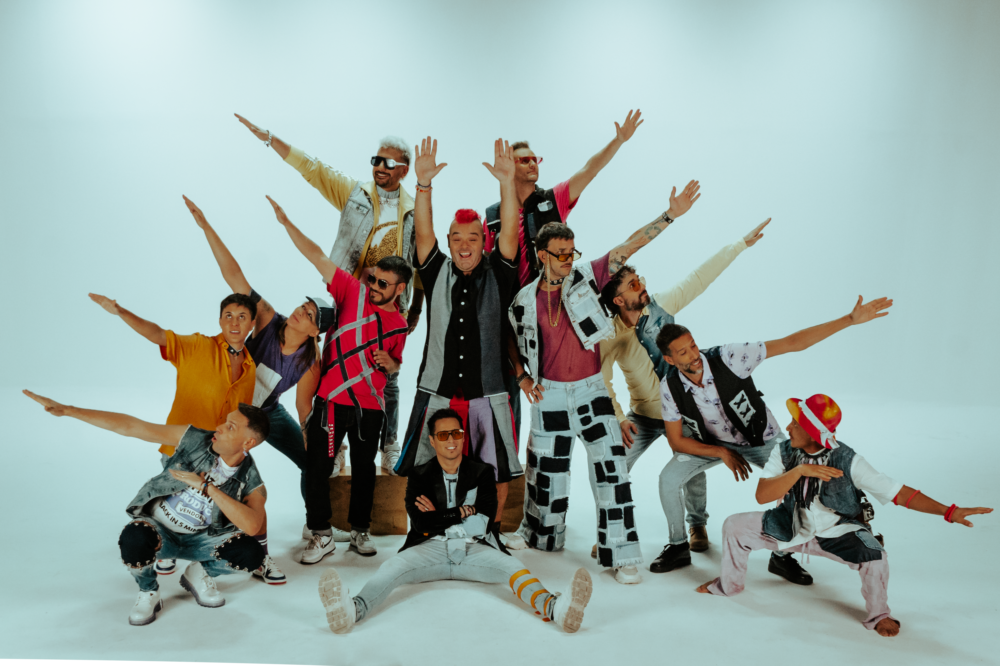 Los Caligaris son una banda argentina de rock, cumbia y ska, que también mezcla elementos circenses en cada presentación. Luego de cumplir 26 años de carrera, estarán este sábado en el Festival Cordillera compartiendo con bandas como Cafe Tacvba, Residente, Ángeles Ázules y Damas Gratis.