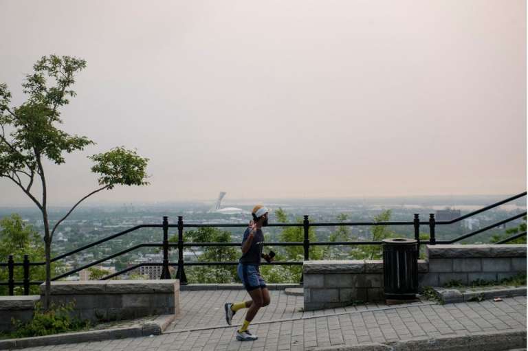 Un hombre corre por Mount Royal mientras Montreal está envuelta en esmog el 6 de junio de 2023. Environment Canada emitió un aviso de esmog por segundo día consecutivo.