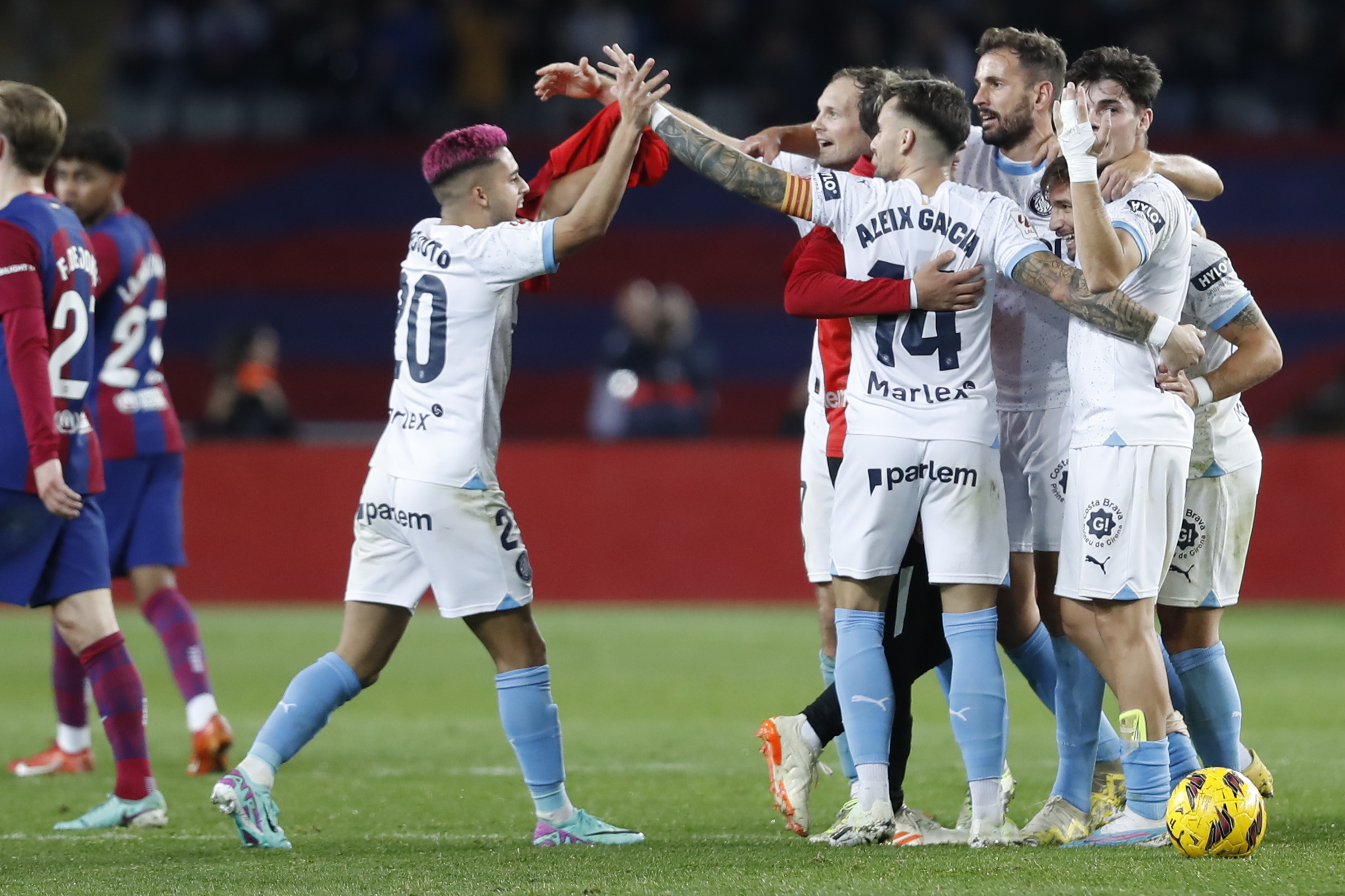 BARCELONA, 10/12/2023.- Los jugadores del Girona celebran la victoria de su equipo al término del encuentro correspondiente a la jornada 16 de primera división que FC Barcelona y Girona disputan hoy Domingo en el estadio Olímpico Lluis Companys, en Barcelona. EFE/ Andreu Dalmau