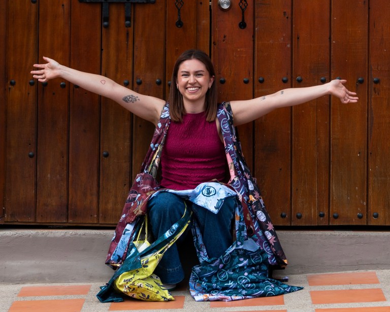 La historia de la diseñadora que lleva la biodiversidad colombiana a la moda del día a día