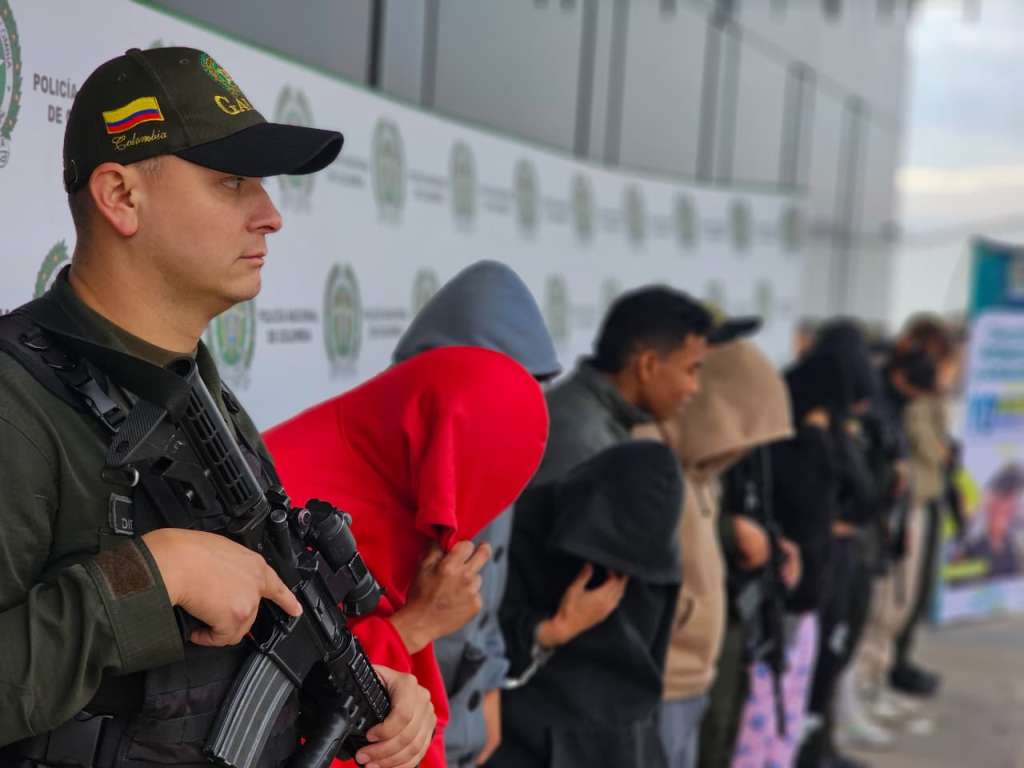 En total se capturaron 14 personas y se imputaron cuatro más. Se les atribuyen delitos como extorsión, concierto para delinquir y tráfico, fabricación y porte de
estupefacientes. Actuaban en localidades del sur de la capital como Usme, San Cristóbal y Antonio Nariño.