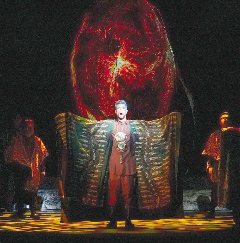 El bajo-barítono Ernesto Angulo interpreta al sacerdote Sarastro. / Cristian Perilla - Teatro Colón