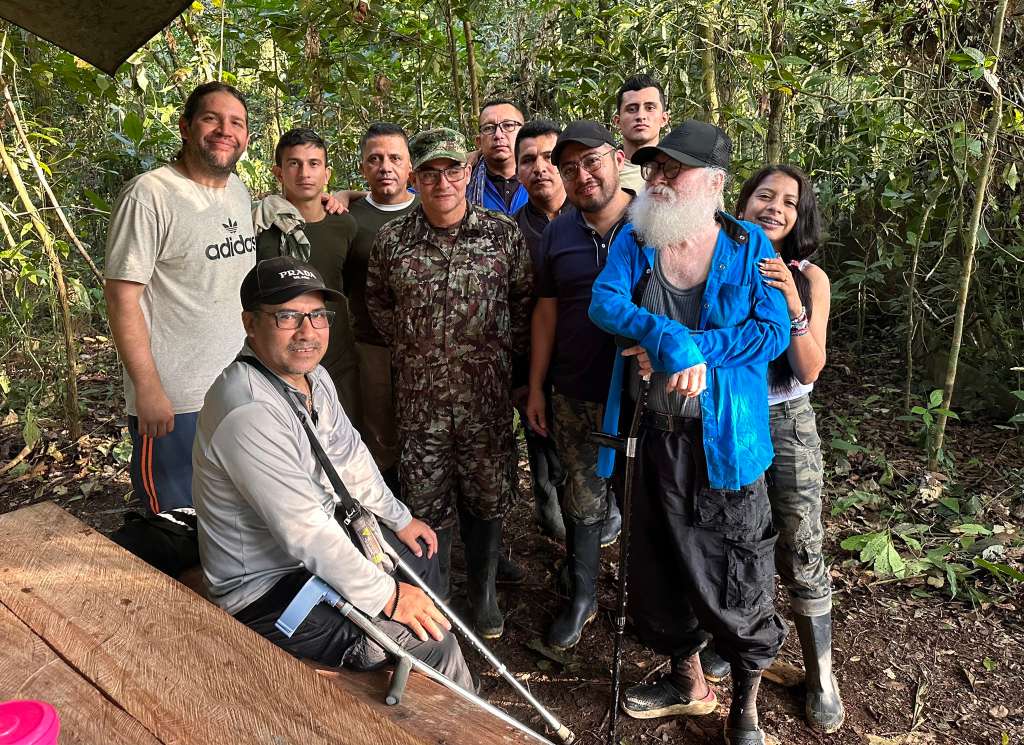 Leopoldo Durán (de chaqueta azul) reunido con miembros del Estado Mayor Central durante el proceso de consultas de esa disidencia de las antiguas FARC.