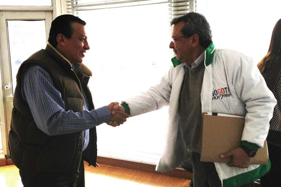 Enrique Romero Contreras, director SENA Regional y Jorge Reinel Pulecio, director del IPES se saludan tras firmar el acuerdo.