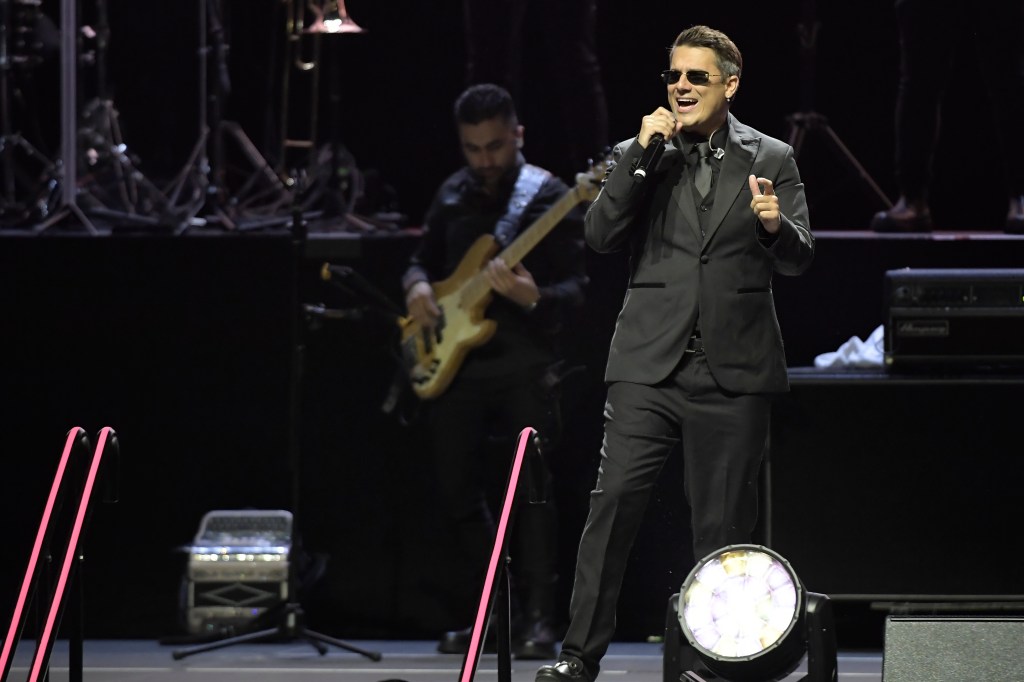 Homenaje en el Movistar Arena al artista Yeison Jiménez, quien el pasado sábado 10 de enero murió en un accidente aéreo, junto con cinco personas de su equipo; El homenaje conto con la participación de Pipe Bueno, Paola Jara, Jessi Uribe, Luis Alfonso, Arelys Henao, John Álex Castaño, entre otros artistas de música popular.