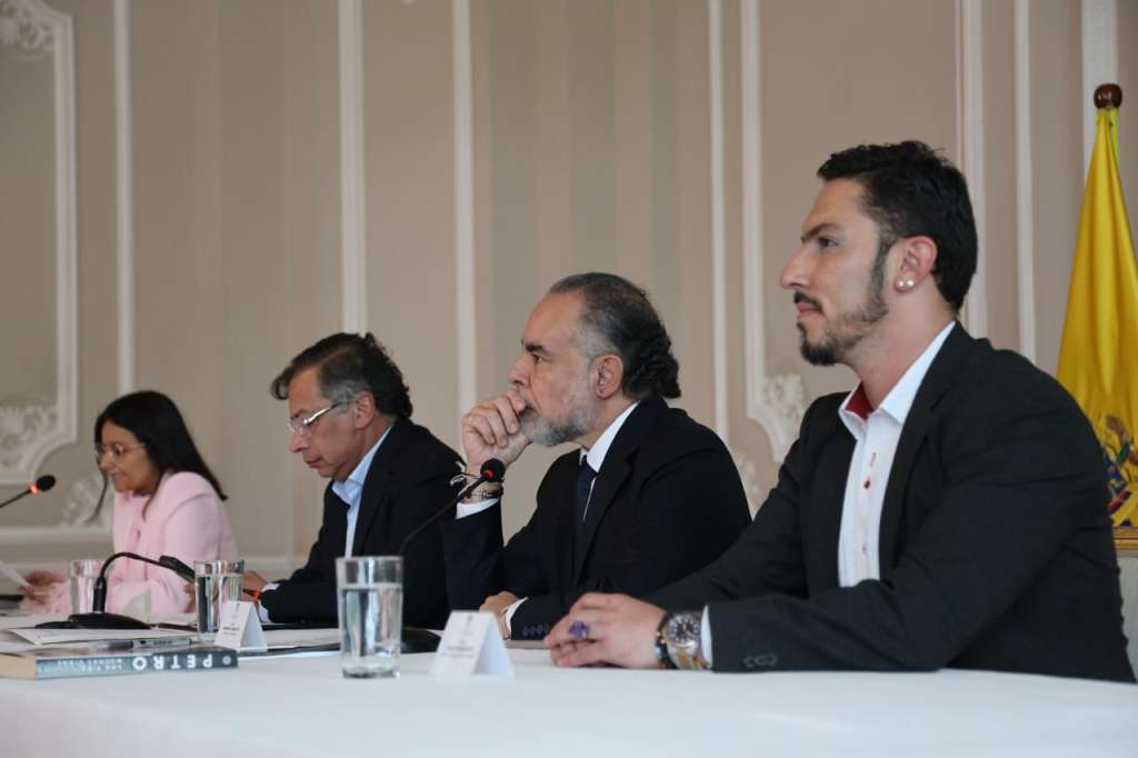El presidente Gustavo Petro, junto a sus ministros Armando Benedetti (Interior) y Juan Carlos Florián (Igualdad) en una reunión con consejeros de juventud.