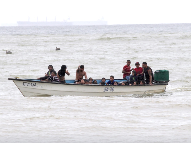 Migrantes venezolanos que intentan huir por mar hacia los países del Caribe. Este grupo llegaba a Trinidad y Tobago en 2019.   / Lincoln Holder - Newsday/Handout vía Reuters