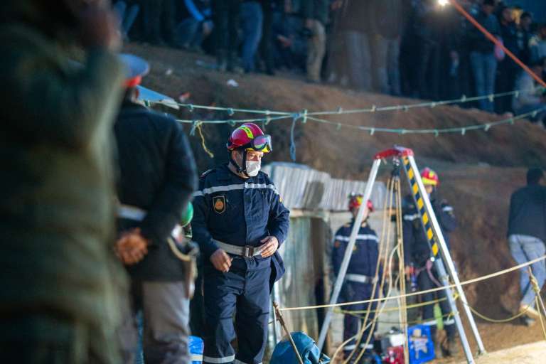 Así intentan rescatar al niño en Marruecos que cayó a un pozo de 32 metros