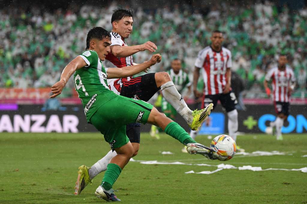 Atletico Nacional's midfielder #19 Juan Rengifo and Junior's midfielder #80 Fabian Angel fight for the ball during the Colombian championship final second leg football match between Atletico Nacional and Junior at the Atanasio Girardot stadium in Medellin, Colombia on June 8, 2025. (Photo by Jaime SALDARRIAGA / AFP)