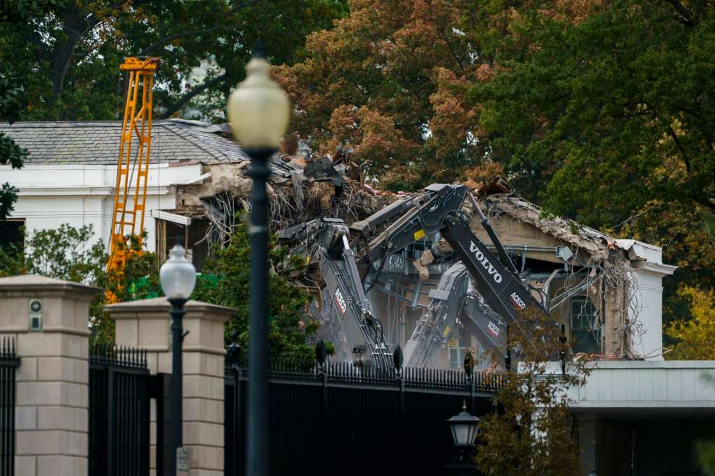 WASHINGTON (United States), 21/10/2025.- Constructions workers continue demolition of part of the East Wing of the White House for the construction of a ballroom in Washington, DC, USA, 21 October 2025. The 27400-square-meter ballroom expansion of the White House will seat an estimated 900 people and is estimated to cost 200 million US dollars. EFE/EPA/WILL OLIVER