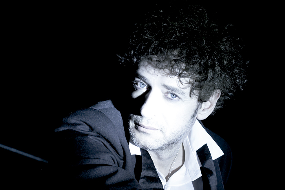 Según el último parte médico, Gustavo Cerati llegó a mover los labios y la cabeza al escuchar su propia música. / Foto: Archivo Cromos