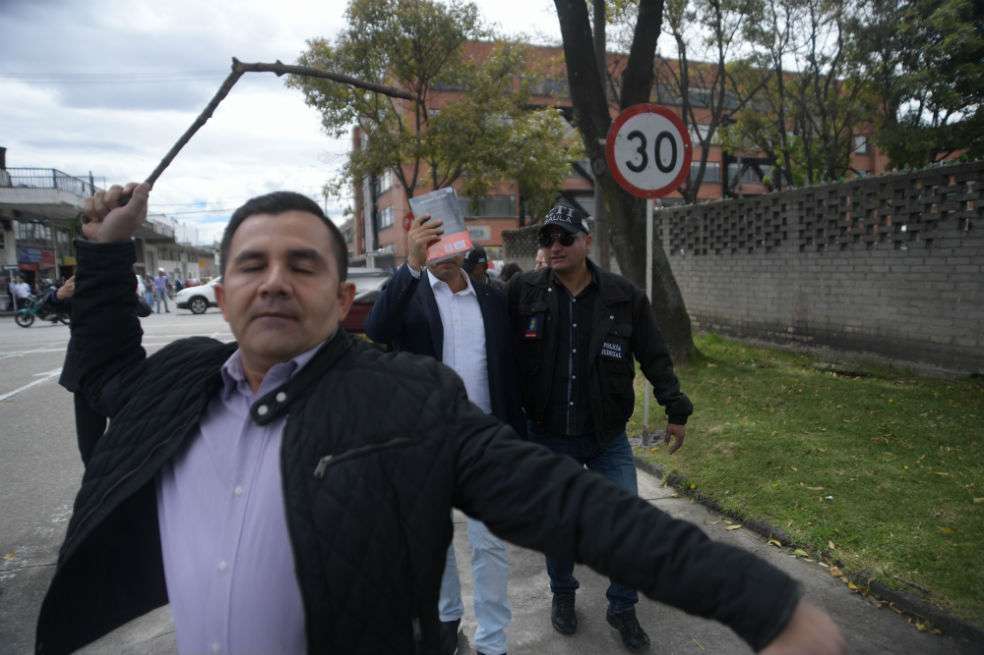 Tanto el fotógrafo de El Espectador, como el periodista de Caracol Radio, fueron agredidos por la misma persona. / Cristian Garavito