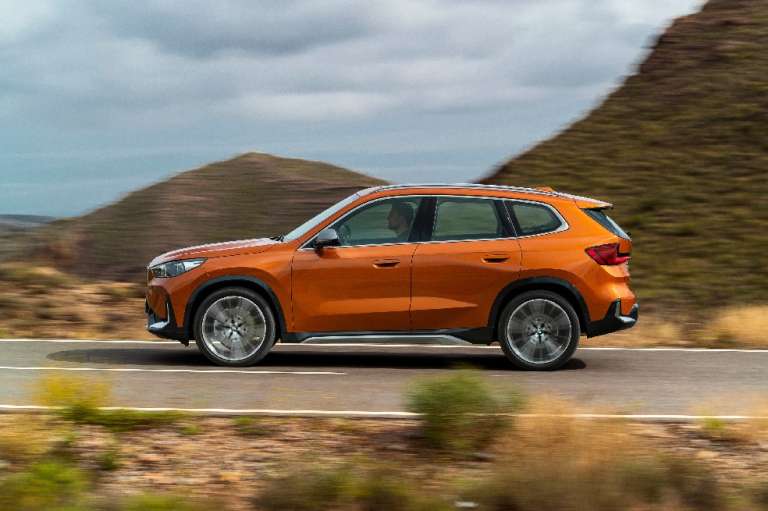 El tren motor de la versión elegida para Colombia, la BMW X1 sDrive18i xLine, se complementa con una transmisión automática de siete marchas y doble embrague. Su aceleración de 0 a 100 km/h, está en los nueve segundos.