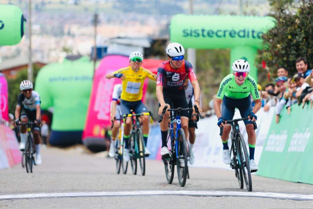Estiven García cruzando la línea de meta durante la sexta etapa de la Vuelta de la Juventud 2026, la cual se disputó este sábado 25 de julio entre Machetá y el Alto del Cogollo, en el municipio de Duitama, Boyacá.