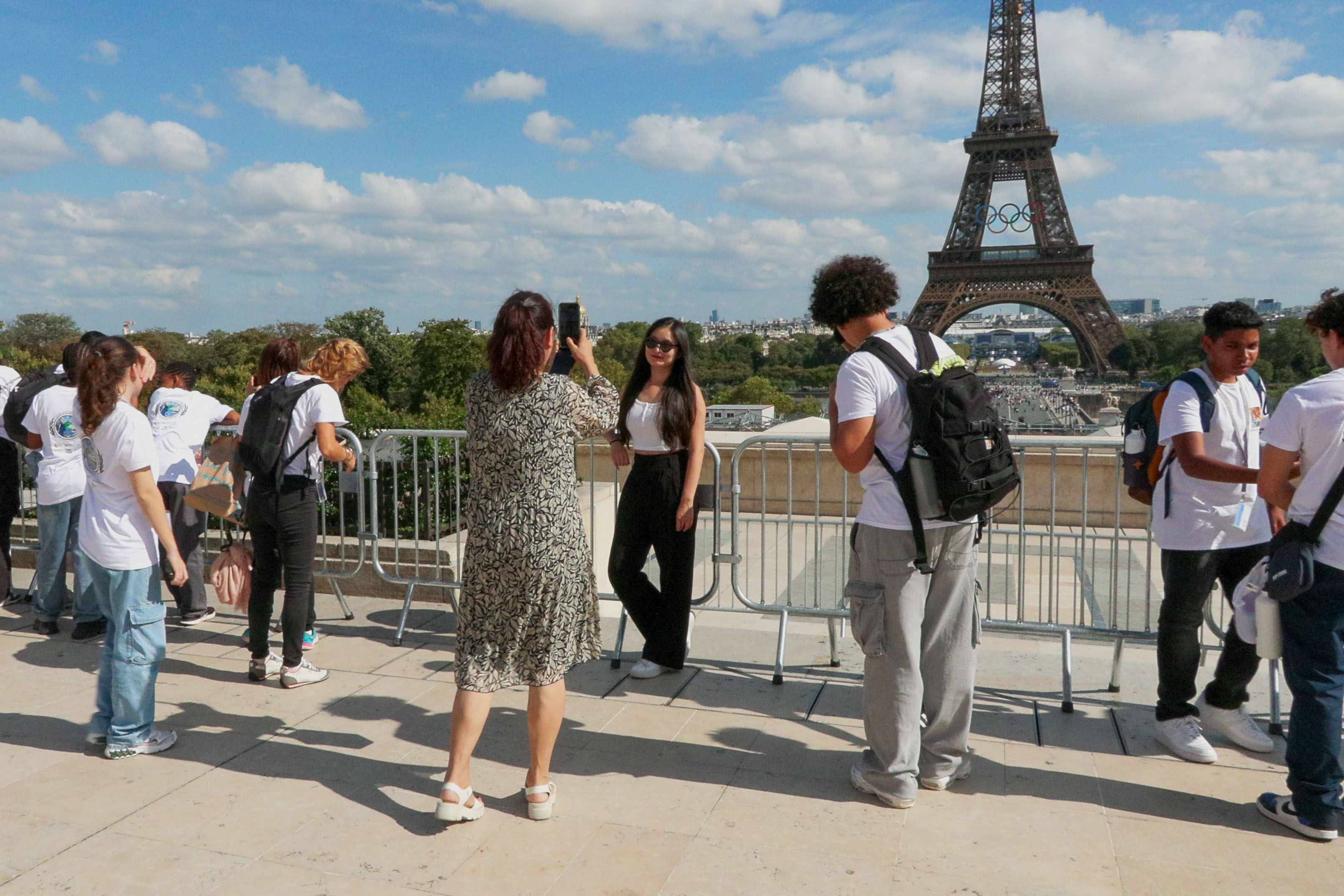 PARÍS, 02/09/2024.-Turistas se toman fotografías ante la Torre Eiffel, decorada con los aros de los Juegos Olímpicos este lunes en Paris. Los herederos del arquitecto Gustave Eiffel están en contra de la intención de la alcaldesa de París, Anne Hidalgo, de dejar los anillos olímpicos de forma permanente sobre la emblemática torre de hierro de la capital francesa. "La Torre Eiffel, que se ha convertido en el símbolo de París y de Francia, tiene una vocación más amplia que la de estar permanentemente asociada a una organización como los Juegos Olímpicos", declaró este lunes Savin Yeatman-Eiffel, vicepresidente de la asociación de descendientes de Gustave Eiffel, a la cadena televisiva BFM. Los anillos privarían además a la torre de su papel de plataforma para otros mensajes, como se hace de manera frecuente a través de, por ejemplo, los cambios en su iluminación para enfatizar determinadas causas, en opinión de los herederos del arquitecto francés.EFE/ Edgar Sapiña Manchado