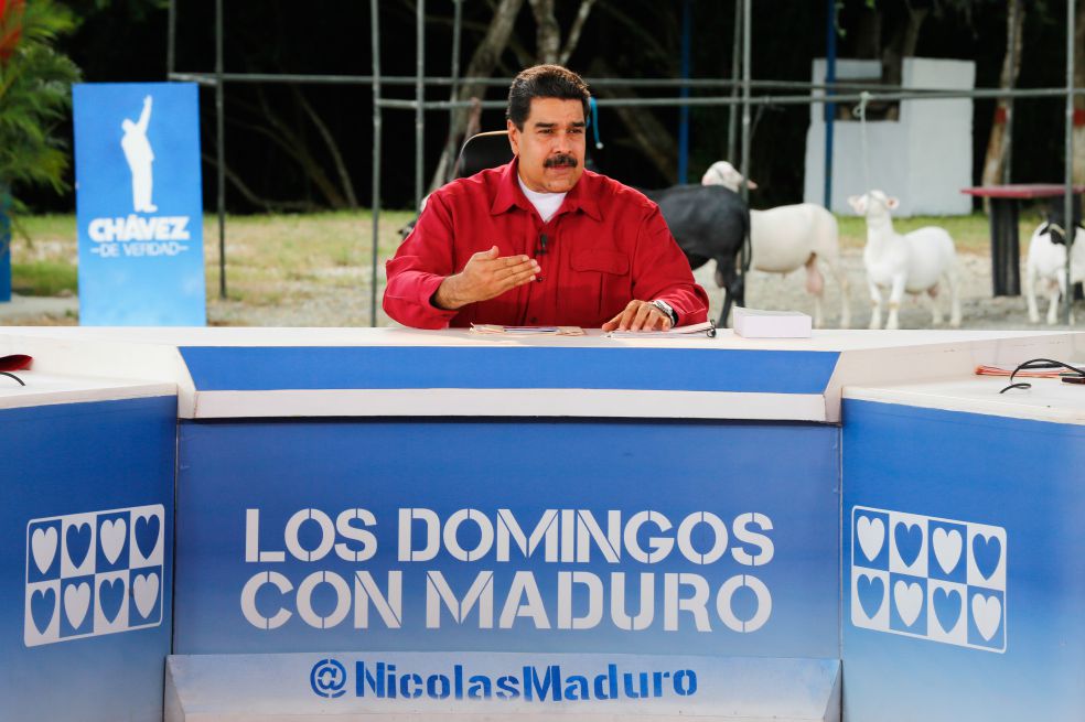 Fotografía cedida por el Palacio de Miraflores, del presidente venezolano Nicolás Maduro, durante el programa de televisión. / EFE