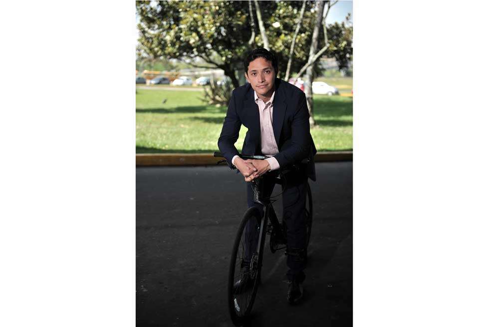 El director del IDRD, Javier Suárez, se dirige todos los días a su trabajo en bicicleta.  / David Campuzano