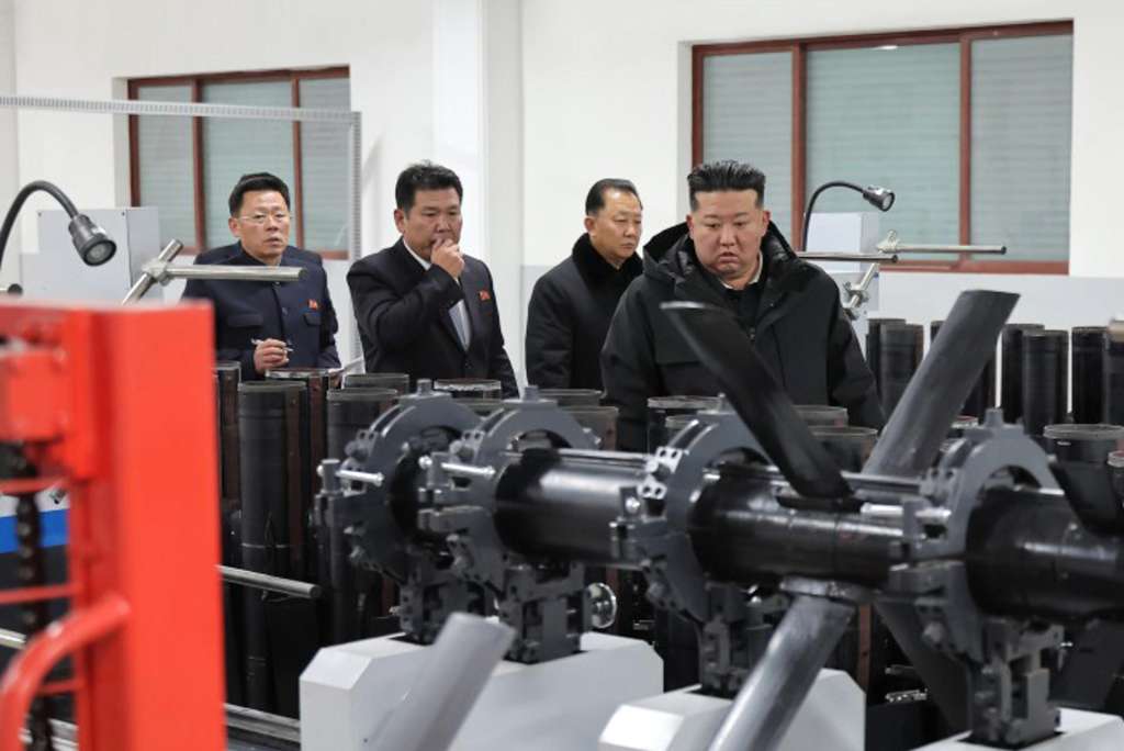 AME1995. PIONYANG (COREA DEL NORTE), 03/01/2026.- Fotografía cedida por la agencia estatal norcoreana KCNA del líder de Corea del Norte, Kim Jong-un (d), inspeccionando una fábrica de municiones militares este domingo, en Corea del Norte. Corea del Norte lanzó un proyectil no identificado hacia el mar de Japón (llamado mar del Este en las dos Coreas), según las autoridades de Seúl y Tokio, el mismo día en que el presidente de Corea del Sur, Lee Jae-myung, tiene previsto viajar a China para una visita de Estado. EFE/ KCNA /SOLO USO EDITORIAL/NO VENTAS/ SOLO DISPONIBLE PARA ILUSTRAR LA NOTICIA QUE ACOMPAÑA (CRÉDITO OBLIGATORIO)