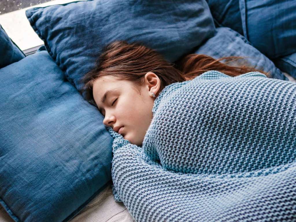 Educar sobre la importancia del sueño: Tanto en casa como en el entorno escolar, es fundamental concienciar a niños, niñas y adolescentes sobre el impacto del descanso en su salud integral.