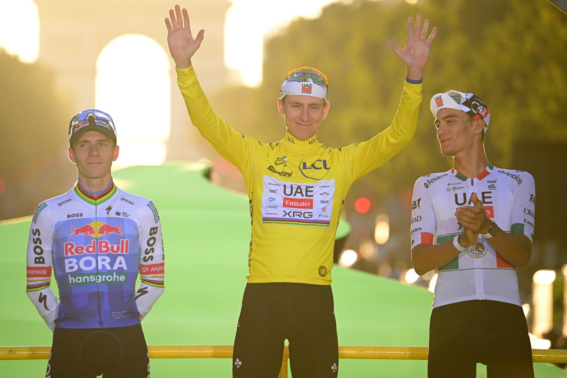 PARIS (France), 26/07/2026.- (L-R) Second place in the overall standings Belgian cyclist Remco Evenepoel of Red Bull - Bora - Hansgrohe, overall winner Slovenian cyclist Tadej Pogacar of UAE Team Emirates XRG, and overall third place Mexican cyclist Isaac del Toro of UAE Team Emirates XRG pose on the podium after the 21st and final stage of the Tour de France, 88.7 km route starting and ending in Paris, France, 26 July 2026. (Ciclismo, Francia) EFE/EPA/PAPON BERNARD / POOL