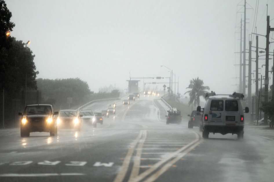 Residentes de Cayos de Florida evacúan ante la inminente llegada de la tormenta tropical. AFP.