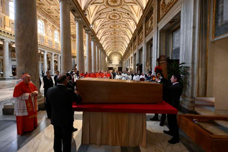 CIUDAD DEL VATICANO, 26/04/2025.- El entierro del papa Francisco en la basílica de Santa María la Mayor se produjo ante el cardenal camarlengo, Kevin Joseph Farrel, y los familiares del pontífice tras el funeral celebrado en la plaza de San Pedro ante 250.000 personas. EFE/Medios del Vaticano / Francesco Sforza/ POOL / SOLO USO EDITORIAL/SOLO DISPONIBLE PARA ILUSTRAR LA NOTICIA QUE ACOMPAÑA (CRÉDITO OBLIGATORIO)