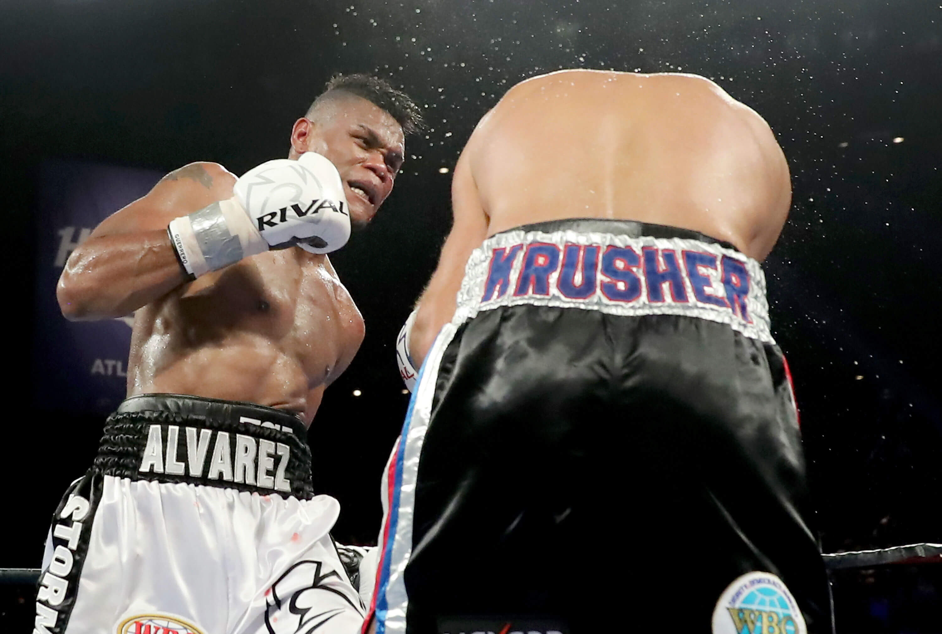 Eléider Álvarez perdió el título de peso semipesado frente a Kovalev. / AFP