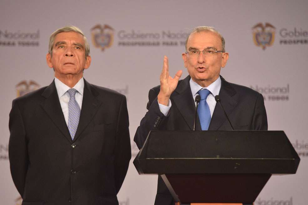 El general (r) Jorge E. Mora junto a Humberto de la Calle, negociadores del Gobierno, antes de partir para Las Habana. / SIG