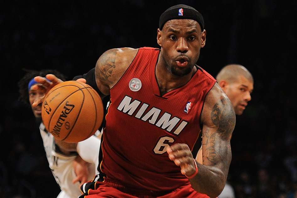 El alero LeBron James, de los Heat de Miami .