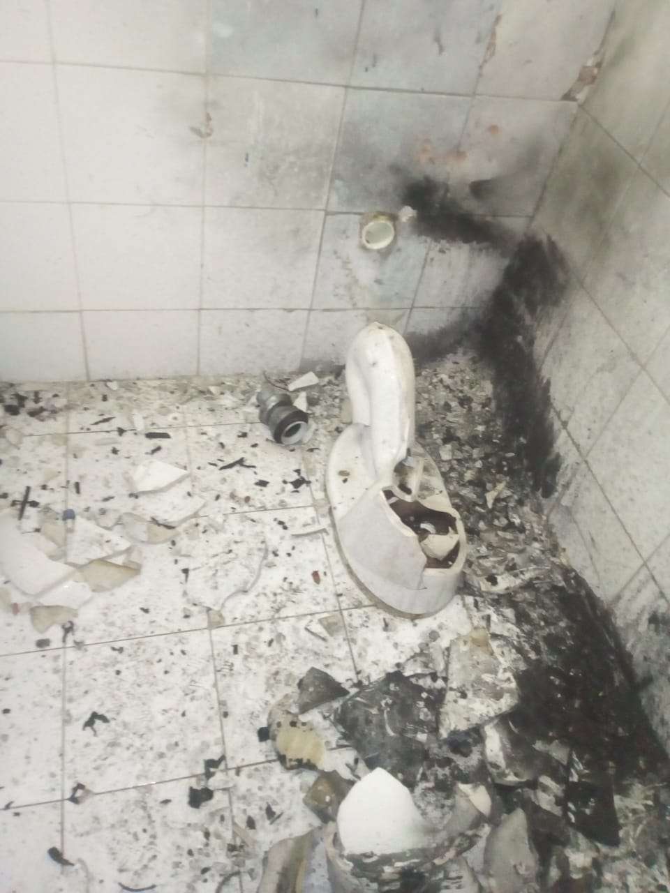 "Tenemos resultados muy satisfactorios. Una vez logramosla evacuación preventiva, iniciamos el protocolo de los expertos de explosivos y del guía canino experto para la detención de estos artefactos. Se encontraronresiduos de cordón detonante que es un explosivo de alto poder usado por las fuerzas militares y los terroristas de nuestro país", señaló el teniente coronel Yecid Peña, comandanteOperativo de la Policía Metropolitana de Barranquilla.