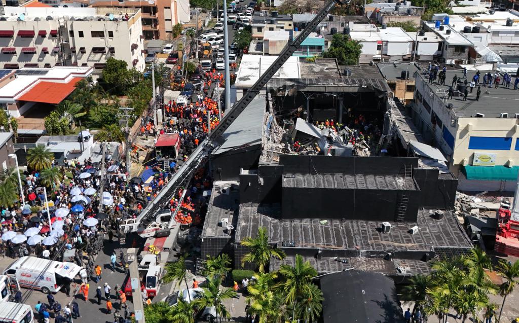 AME7046. SANTO DOMINGO (REPÚBLICA DOMINICANA), 08/04/2025.- Fotografía de los trabajos de rescate en la discoteca Jet Set este martes, en Santo Domingo (República Dominicana). Los fallecidos por el desplome del techo de la discoteca Jet Set en Santo Domingo esta madrugada se elevan ya a 44, mientras continúan las labores de rescate de las personas atrapadas entre los escombros, según los últimos datos facilitados por el Centro de Operaciones de Emergencias (COE). EFE/ Grupo XP3