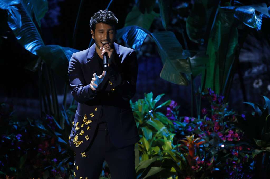 Hollywood (United States), 27/03/2022.- Colombian singer Sebastian Yatra performs 'Dos Oruguitas' from the movie 'Encanto' during the 94th annual Academy Awards ceremony at the Dolby Theatre in Hollywood, Los Angeles, California, USA, 27 March 2022. The Oscars are presented for outstanding individual or collective efforts in filmmaking in 24 categories. (Estados Unidos) EFE/EPA/ETIENNE LAURENT