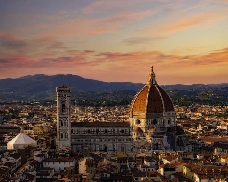 La Catedral de Santa María del Fiore, en Florencia, Italia, es una de las grandes obras del Renacimiento italiano y sede de la arquidiócesis de la ciudad. Diseñada por Arnolfo di Cambio a finales del siglo XIII, destaca por su imponente tamaño —siendo una de las catedrales más grandes del mundo— y por su característico revestimiento de mármol policromado. Consagrada en 1436, su estructura combina una amplia nave, un coro monumental y una cúpula que domina el conjunto, mientras que en su interior sobresalen las vidrieras creadas por importantes artistas del siglo XV.