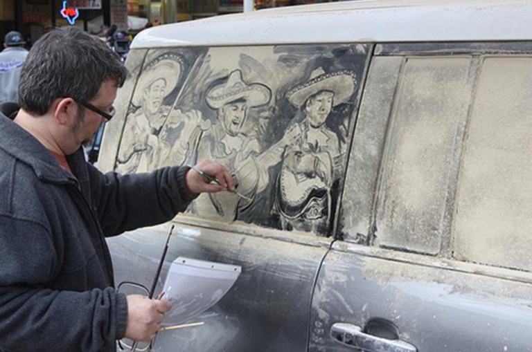 Scott Wade, un hombre que convierte en arte el barro de los vidrios de los autos