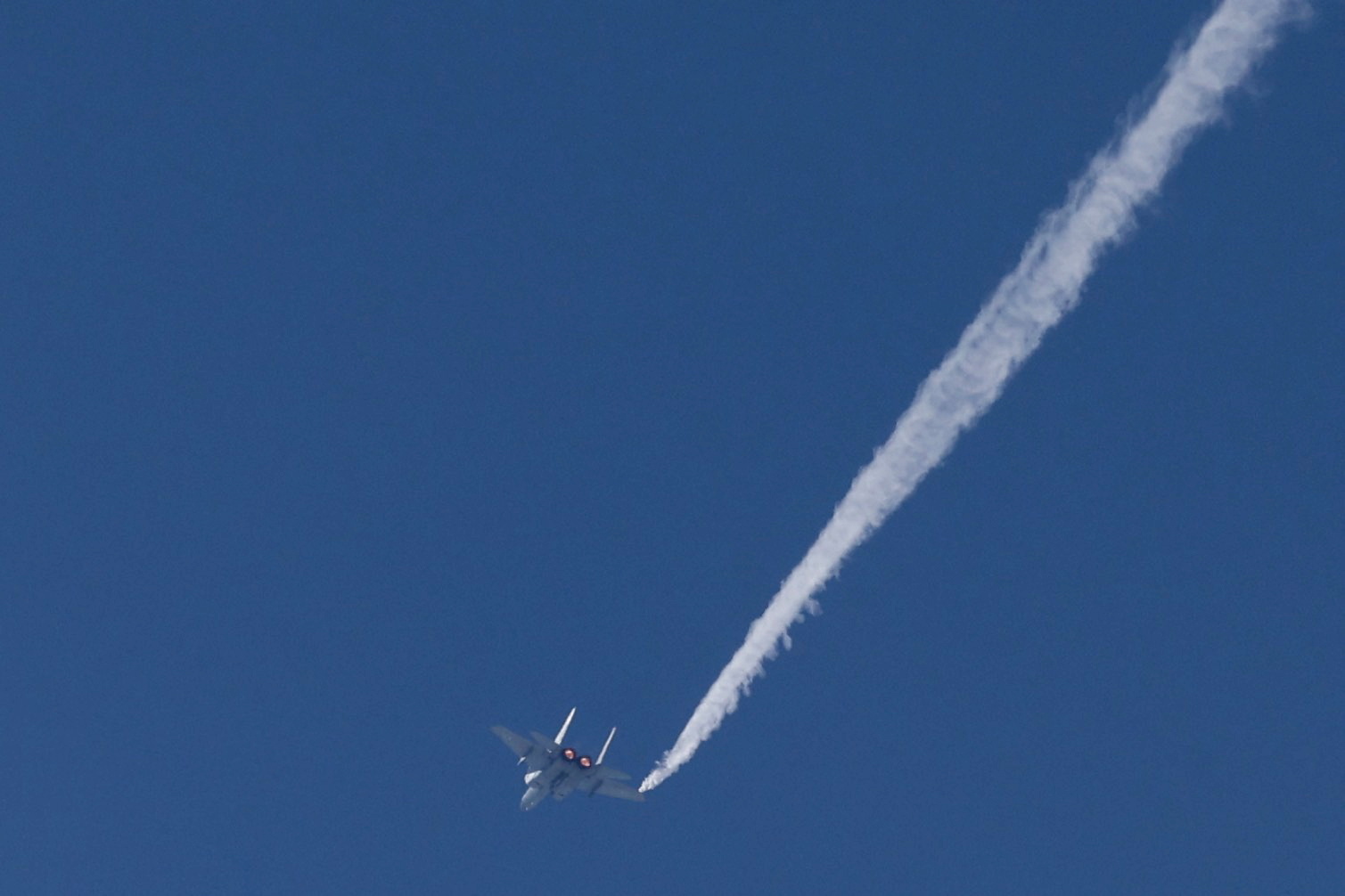 Undisclosed (Israel), 30/03/2026.- An Israeli Air Force F-15 fighter jet flies over central Israel, 30 March 2026. A joint US-Israeli military operation continues to target multiple locations across Iran since 28 February 2026. EFE/EPA/ABIR SULTAN