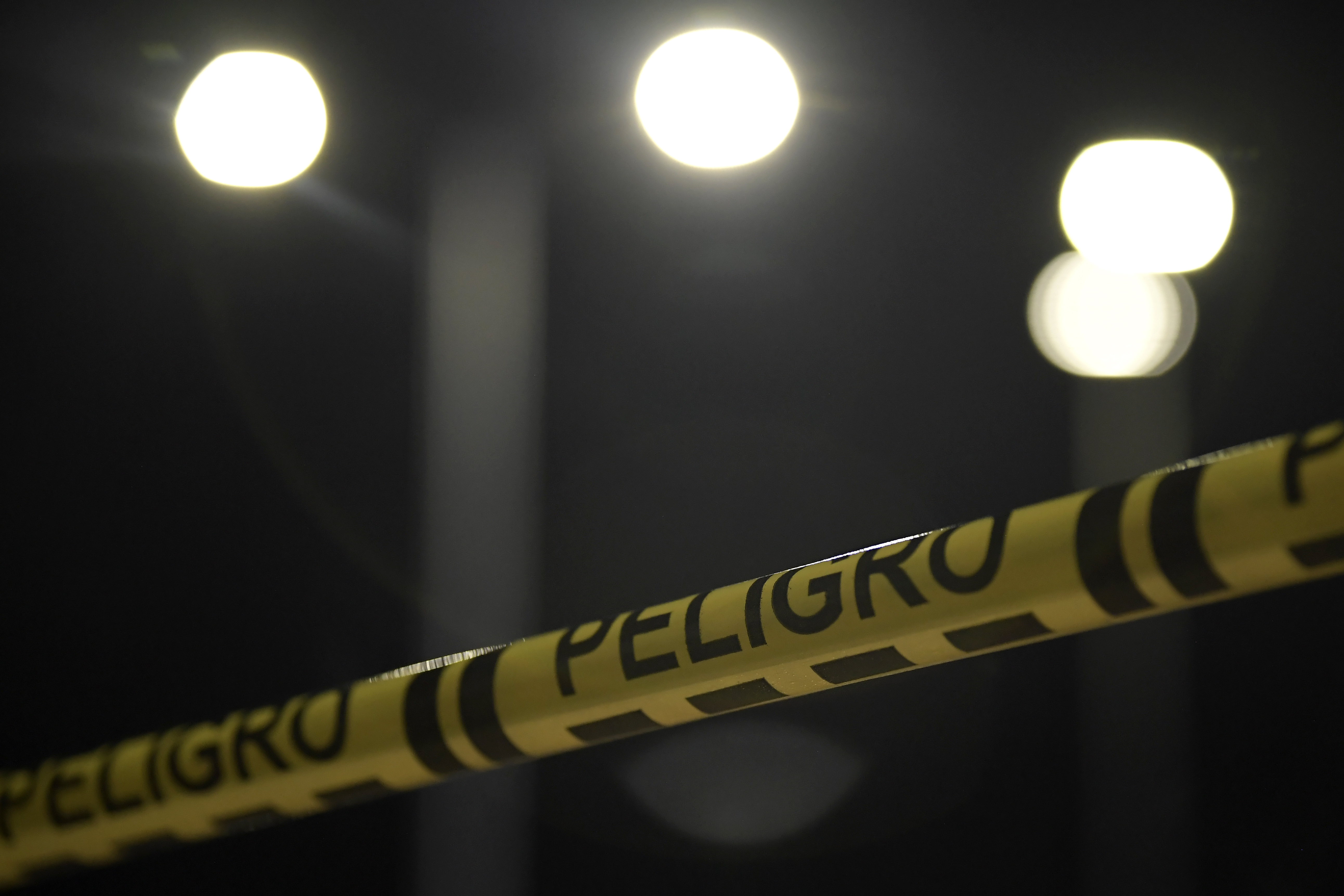Agentes del CTI, realizan el levantamiento del cuerpo del director de la cárcel La Modelo, quién se movilizaba en un carro particular