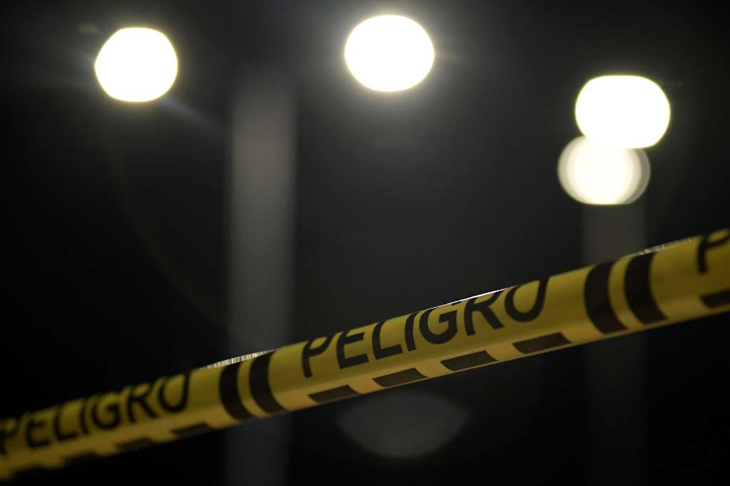 Agentes del CTI, realizan el levantamiento del cuerpo del director de la cárcel La Modelo, quién se movilizaba en un carro particular