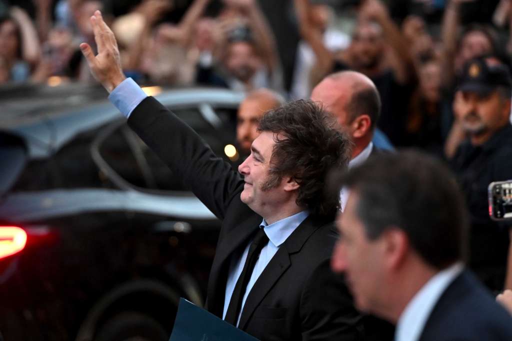 MADRID, 21/06/2024.- El presidente argentino, Javier Milei (c), este viernes a su llegada al Casino de Madrid, donde recoge el premio del Instituto Juan de Mariana. EFE/ Fernando Villar