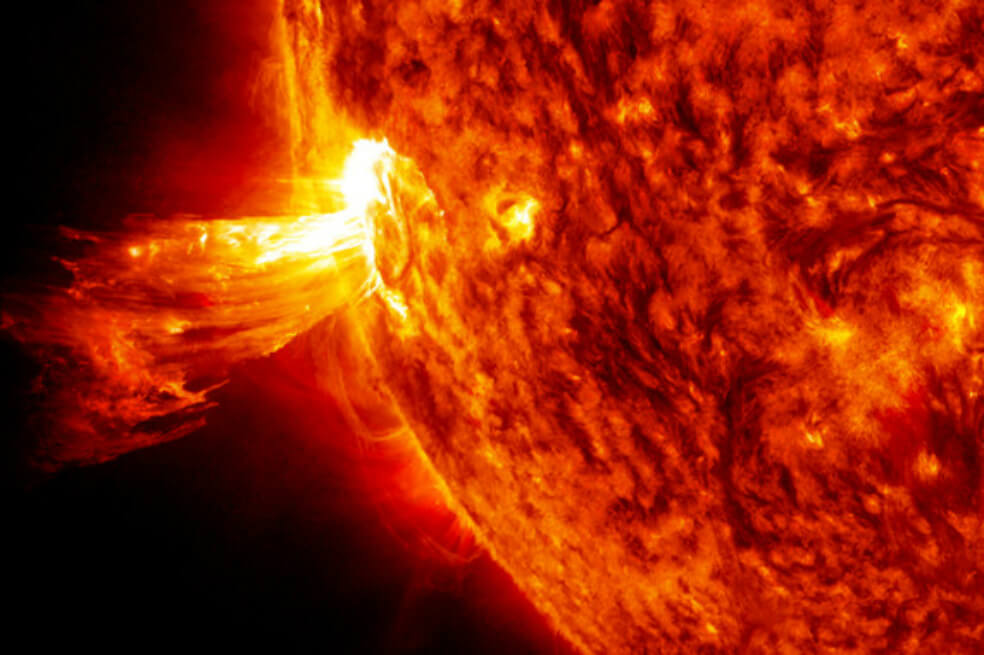 Las eyecciones de masa coronal son grandes expulsiones de plasma y campo magnético que vienen del Sol.