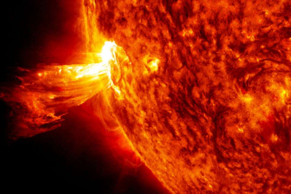 Las eyecciones de masa coronal son grandes expulsiones de plasma y campo magnético que vienen del Sol.