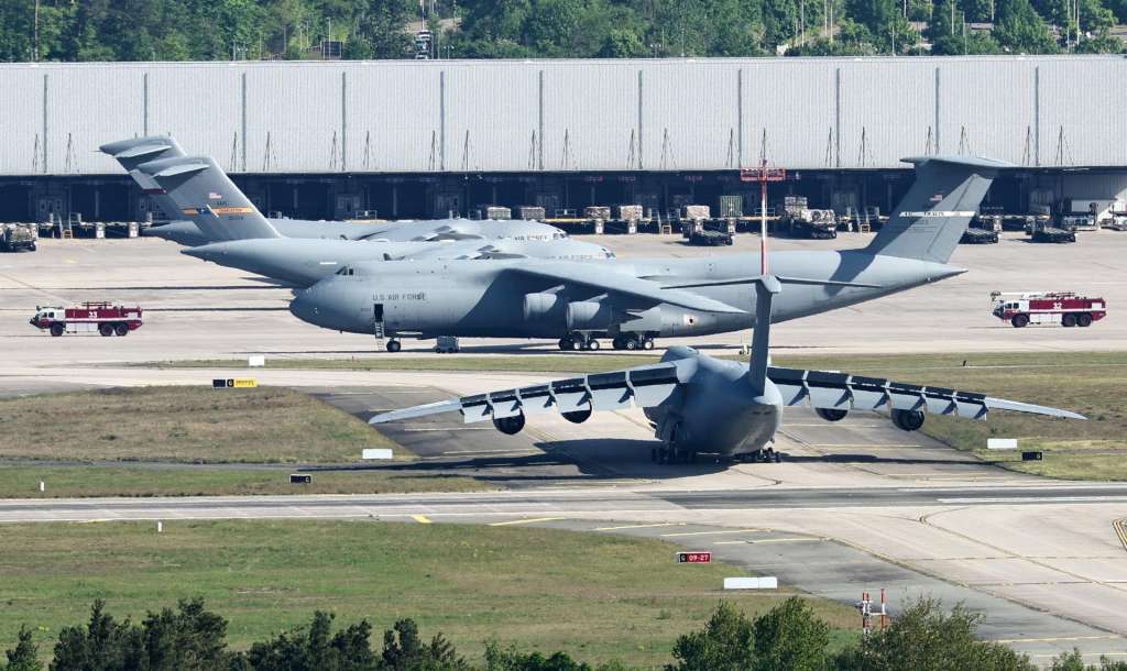LANDSTUHL (Germany), 04/05/2026.- US Air Force aircraft stand in park position at the Ramstein Air Base, headquarters of the US Air Forces in Europe, near Landstuhl, Germany, 04 May 2026. The US Defence Department announced on 03 May 2026 that it is planning to withdraw more than 5,000 troops from Germany. (Alemania) EFE/EPA/RONALD WITTEK