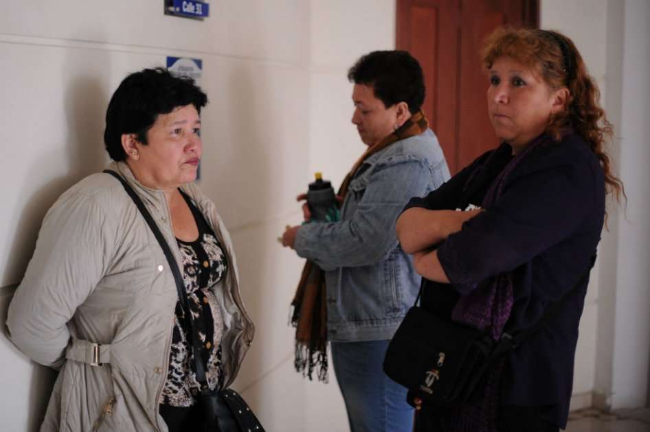 Carmenza Gómez (izq.), Luz Edilia Palacio (fondo) y Cecilia Arenas (der.), familiares de los 19 jóvenes de Soacha asesinados por el Ejército en Ocaña (Norte de Santander) y los primeos conocidos de los llamados "falsos positivos" en el país. / Foto: Mauricio Alvarado.