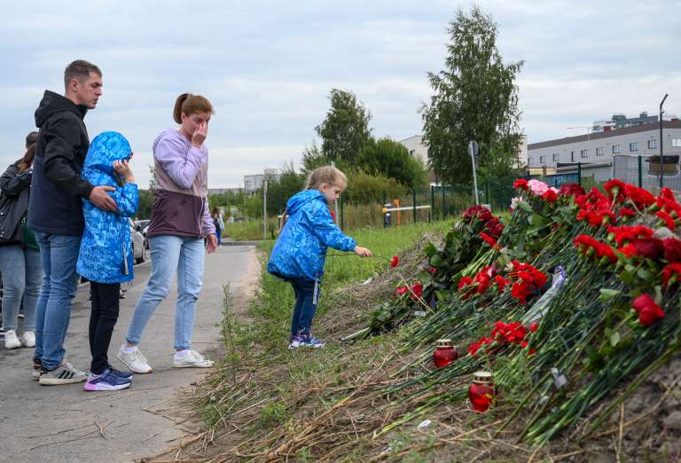 Los transeúntes incluso llegaron con niños para rendir el homenaje.
