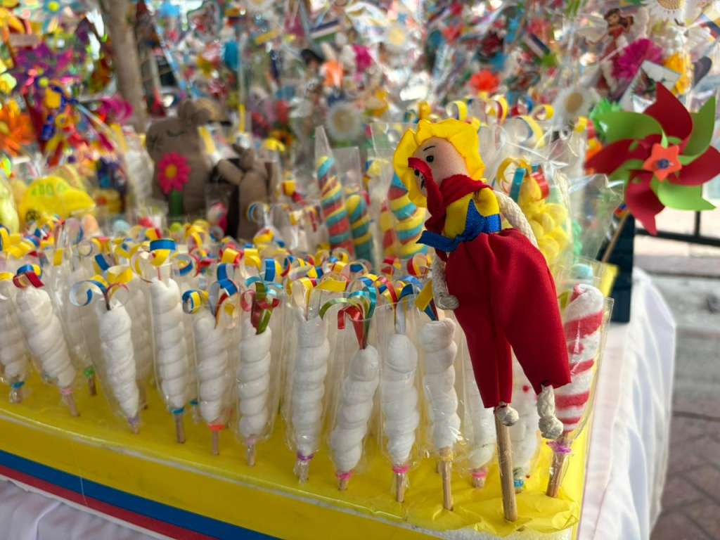 El alfeñique, elaborado con una receta tradicional y sencilla, da forma a las figuras que componen las macetas. Cada pieza es elaborada de manera artesanal y conserva un saber transmitido entre familias maceteras durante generaciones.