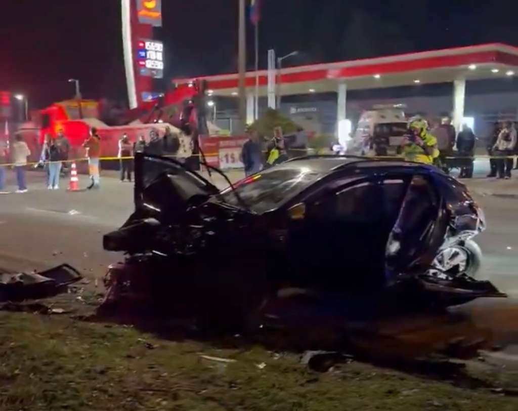 Según el reporte preliminar de las autoridades de tránsito, Edna Rodríguez conducía una camioneta particular cuando, en medio de la dinámica del accidente, el vehículo en el que se movilizaba colisionó con otros automotores que circulaban por el corredor vial. Debido al impacto, la mujer perdió la vida en el sitio.