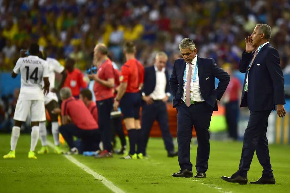 El técnico colombiano de la selección de Ecuador, Reinaldo Rueda, se lamenta de la eliminación del Mundial. Su asistente, el también colombiano Alexis Mendoza, lo acompaña. / AFP