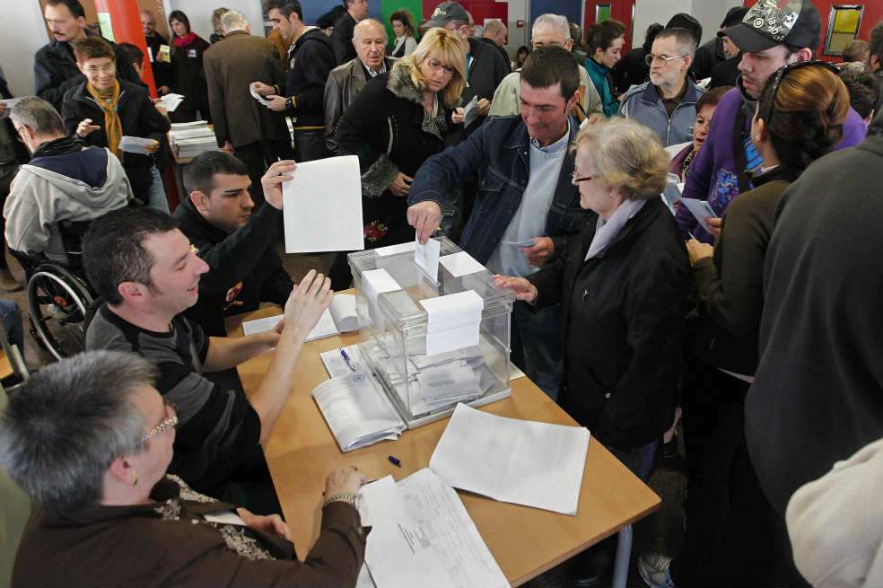 La participación electoral de los catalanes alcanzó su máximo histórico en los últimos 24 años.  /EFE