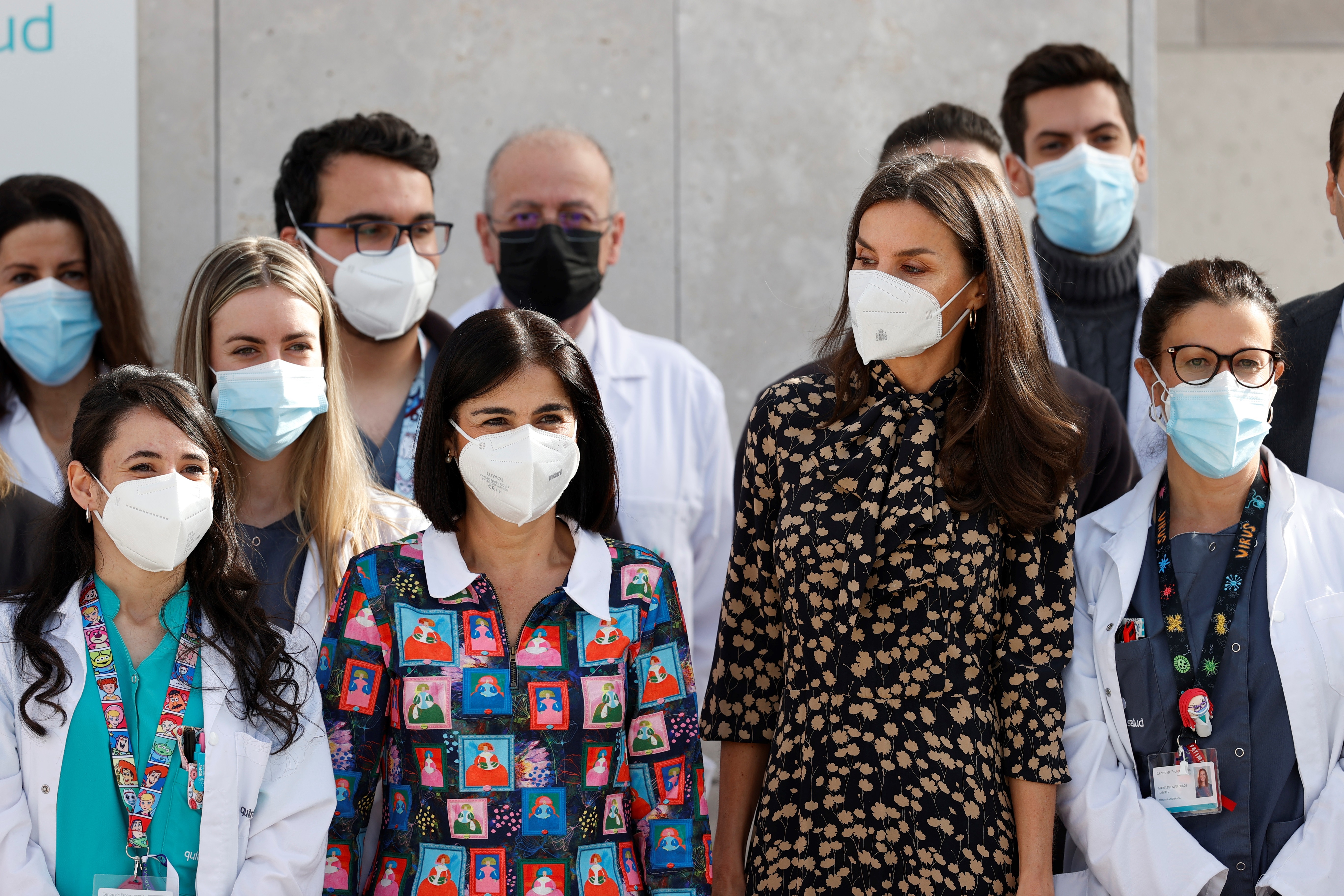 GRAF5673 POZUELO DE ALARCÓN (MADRID), 11/02/2022.- La reina Letizia, acompañada por la ministra de Sanidad, Carolina Darias (2i, delante), visita este viernes el Centro de Protonterapia del Hospital Universitario Quirón Salud Madrid en Pozuelo de Alarcón. Este centro es la primera instalación de terapia de protones en España. EFE/Javier Lizón