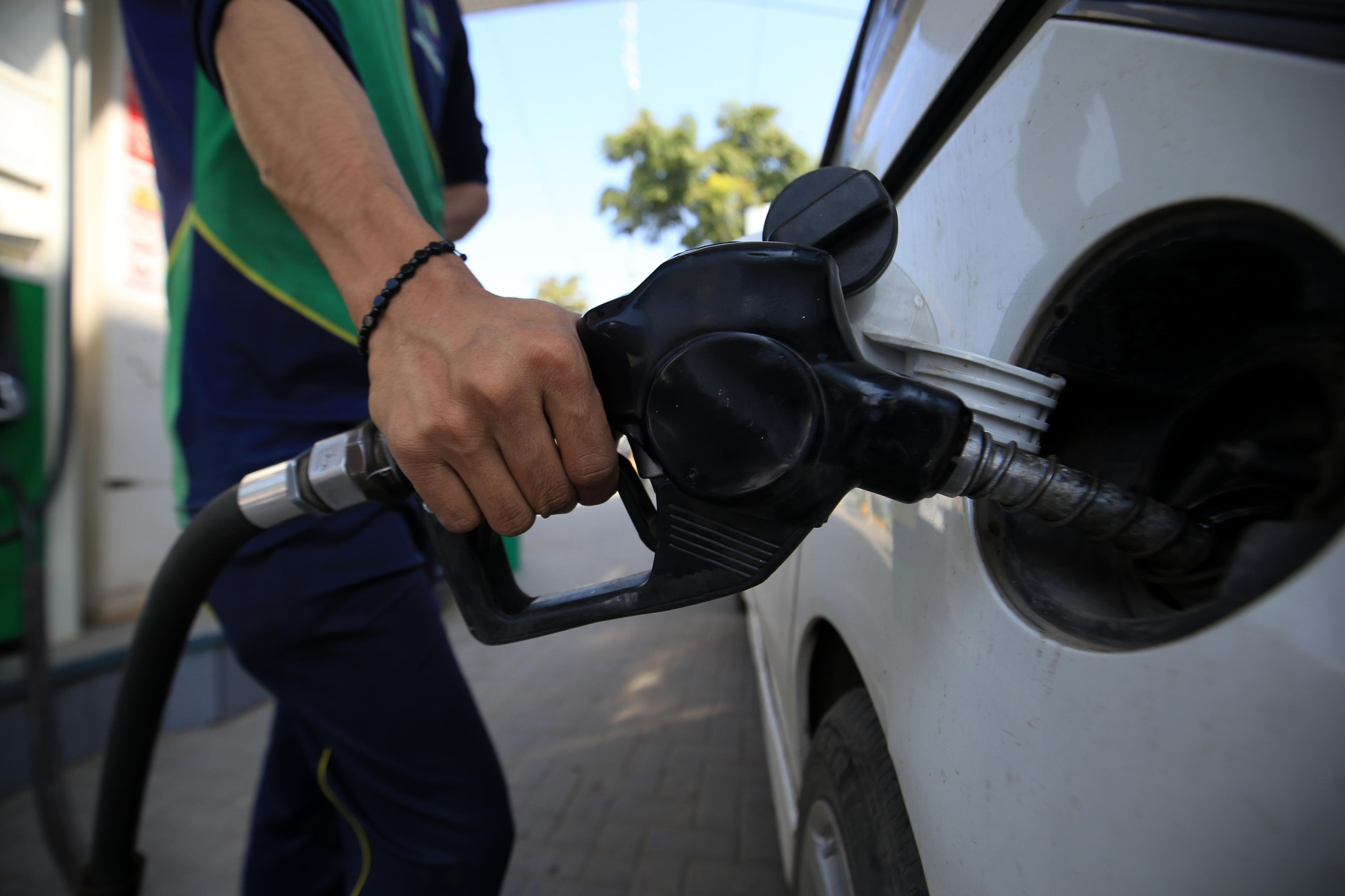 Peshawar (Pakistan), 01/11/2024.- A gas station worker fills the tank of a customer's vehicle in Peshawar, Pakistan, 01 November 2024. Pakistan's government announced a hike in petrol prices by 1.35 Pakistani rupees (0.0049 US dollar) effective from 01 November, according to a notification from the Ministry of Finance, bringing the new petrol price to 248.38 Pakistani rupees (0.89 US dollar) per liter. EFE/EPA/ARSHAD ARBAB